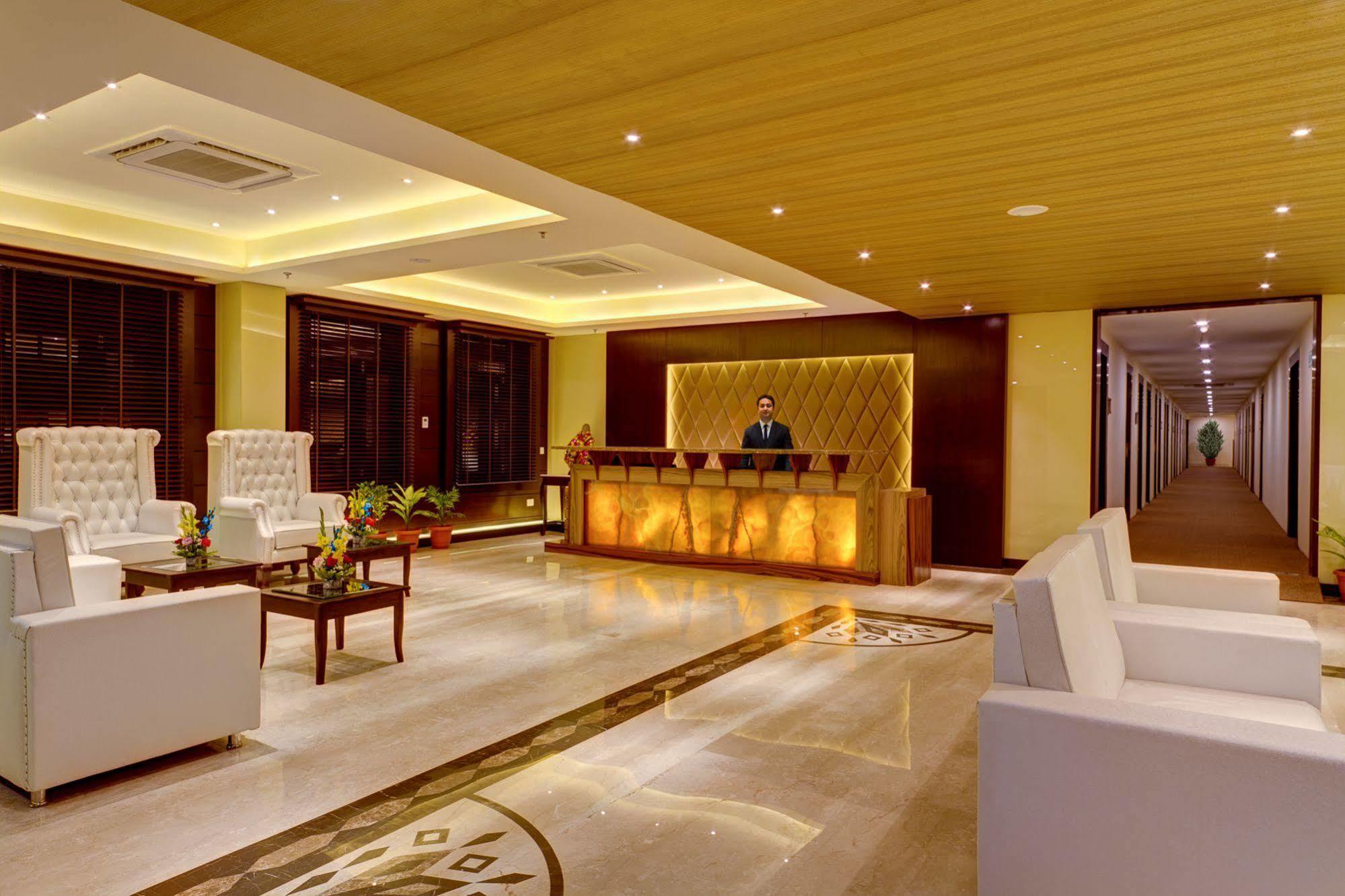 Days Hotel By Wyndham, Джаландхар Екстериор снимка