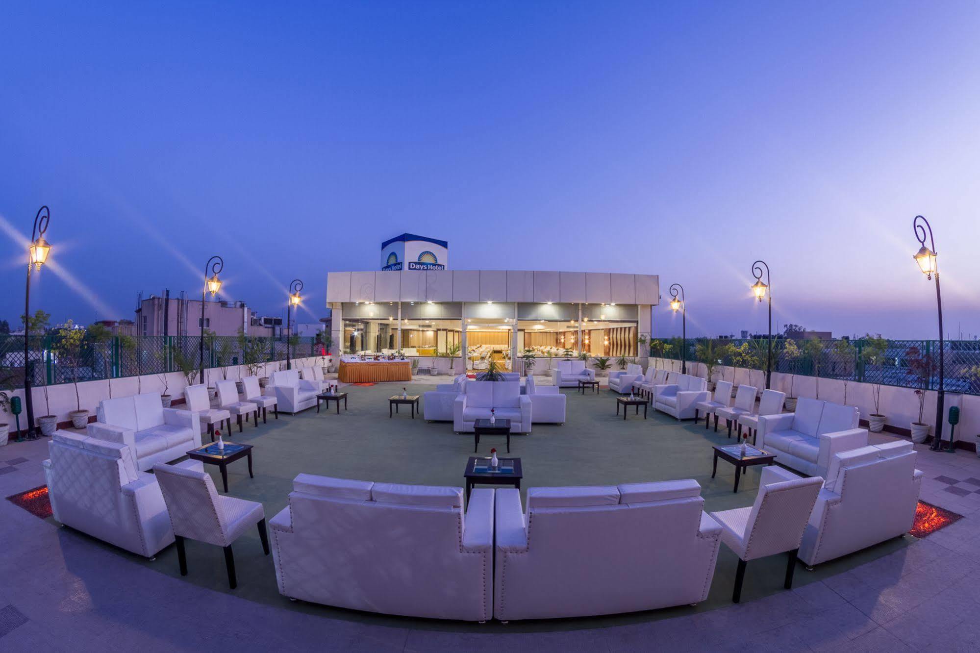 Days Hotel By Wyndham, Джаландхар Екстериор снимка